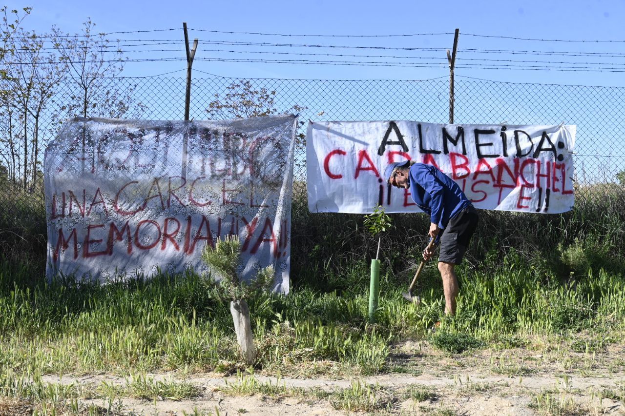Pancartas en el solar donde se encontraba la antigua cárcel de Carabanchel (Foto: Chema Barroso)