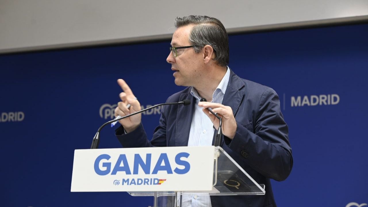 Serrano comparece ante la prensa en la sede popular de Génova (Foto: Chema Barroso)