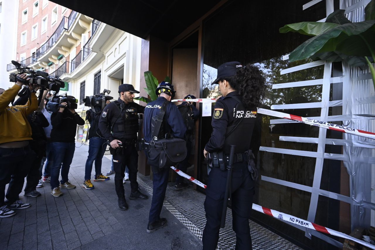 La Policía científica entrando en el restaurante (Foto: Chema Barroso)