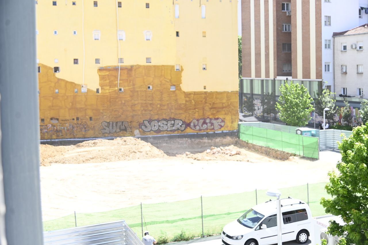 Parcela que albergará el polideportivo, donde ya han comenzado las obras. Foto: Chema Barroso