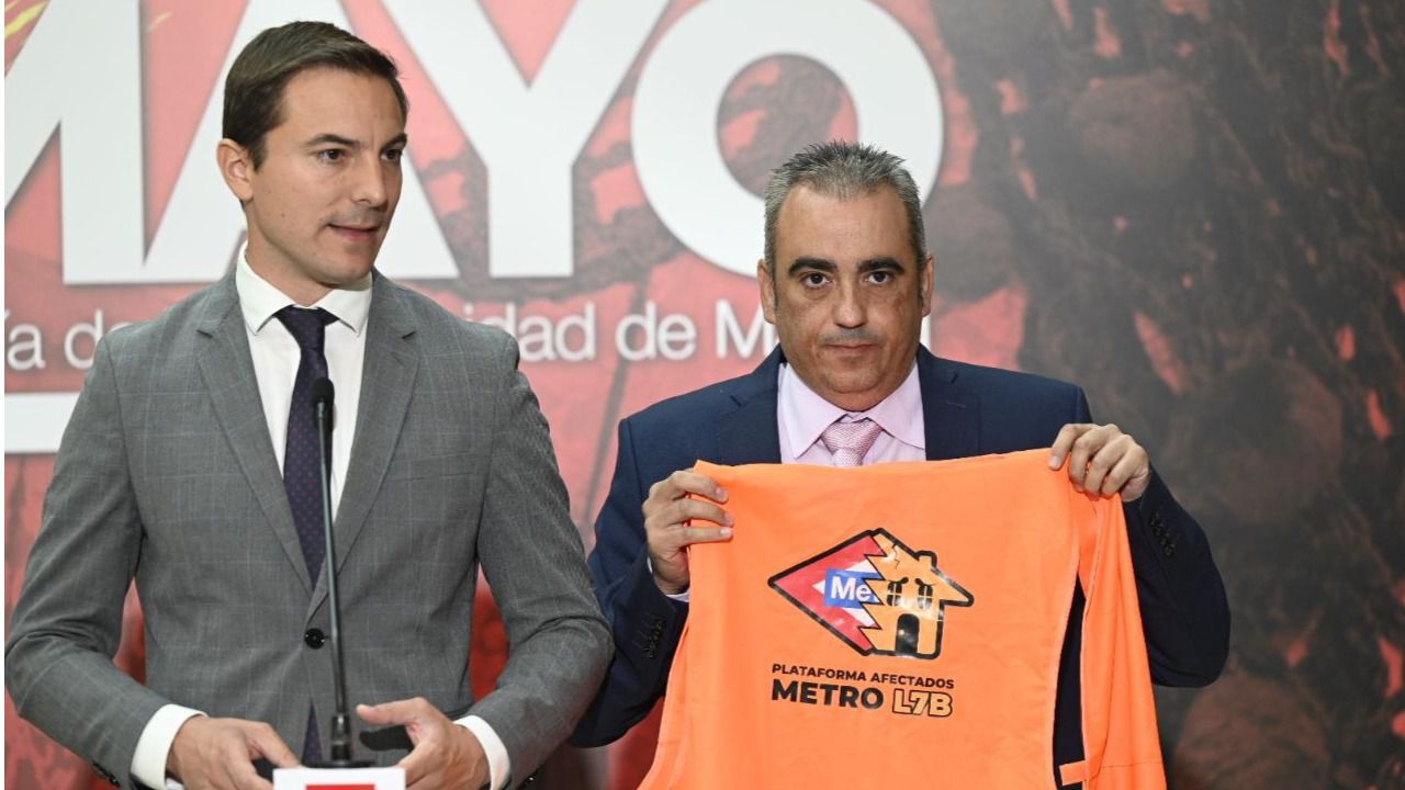 La protesta de los afectados por la Línea 7B de Metro se cuela en la Real Casa de Correos (Foto: Chema Barroso)