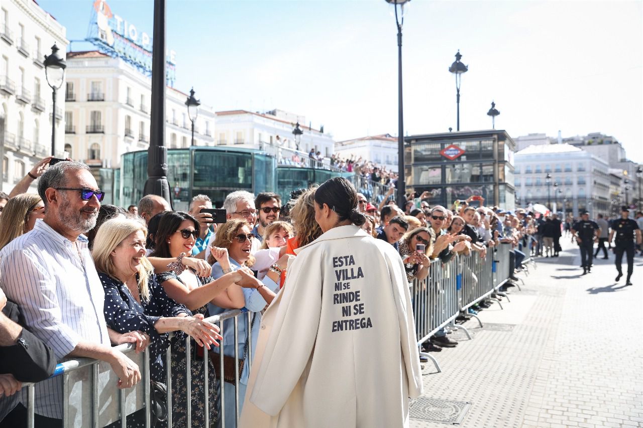 Villacís asistió al acto con este mensaje en su abrigo (Foto: Pedro Ruiz)