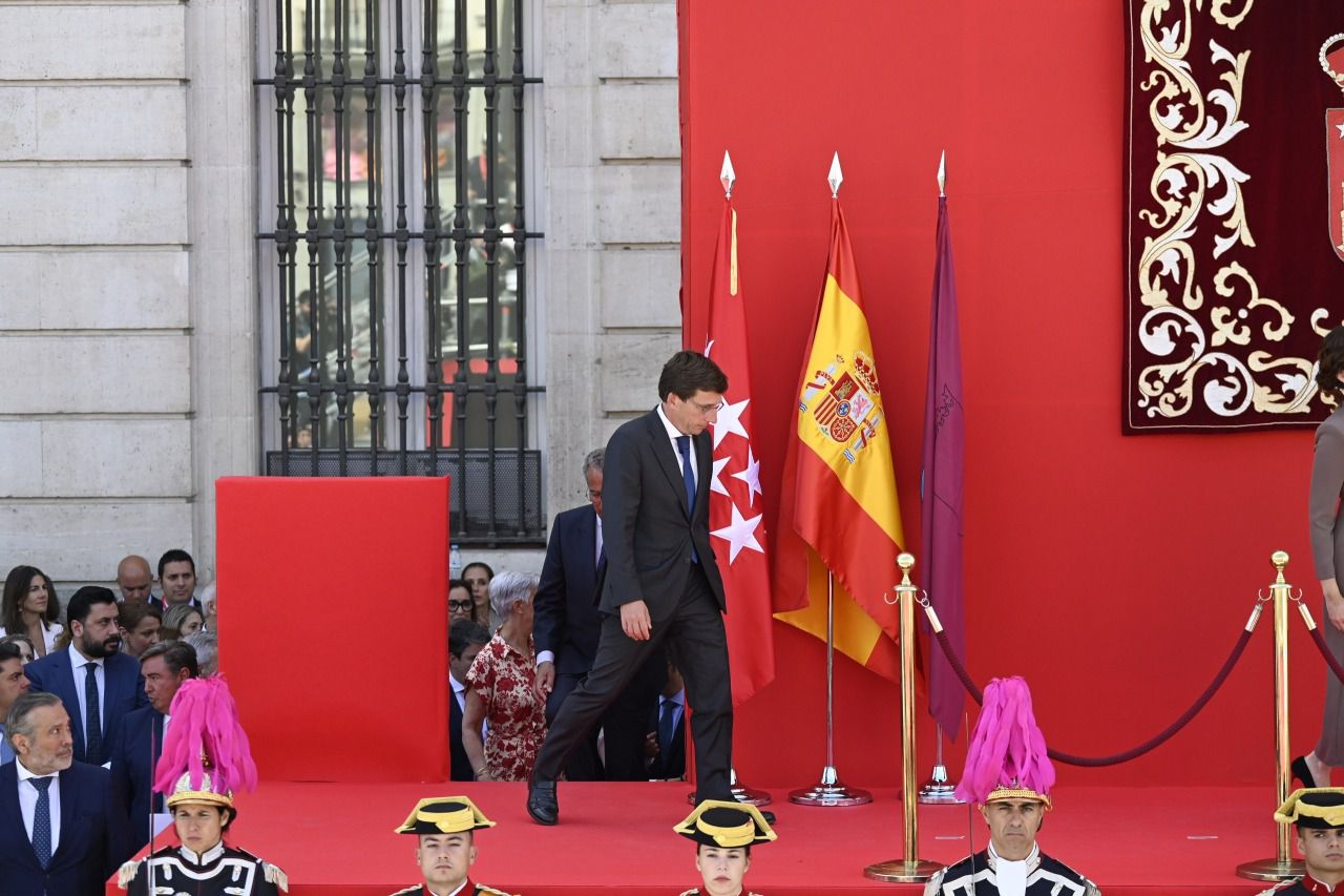 Martínez-Almeida subiendo a la tribuna (Foto: Chema Barroso)