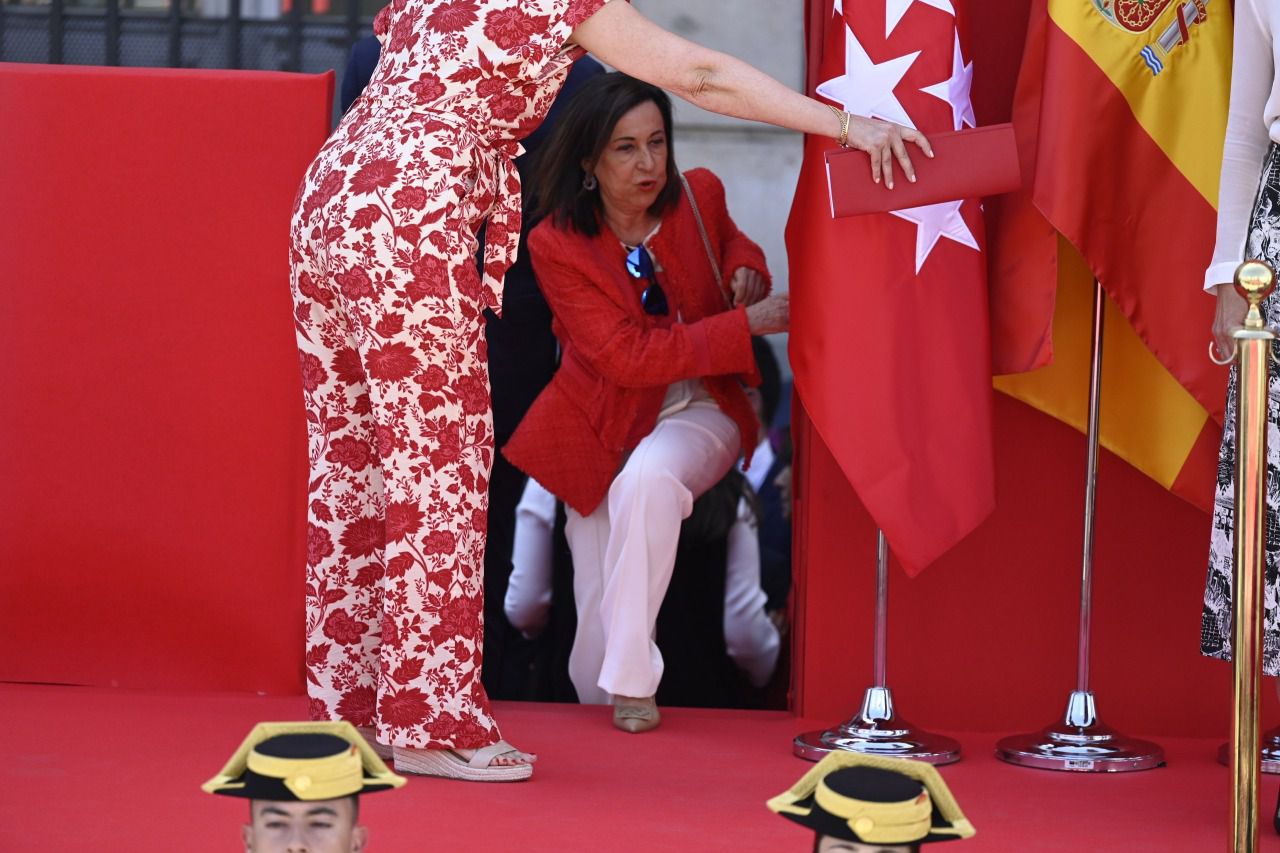 La ministra Robles accediendo a la tribuna (Foto: Chema Barroso)