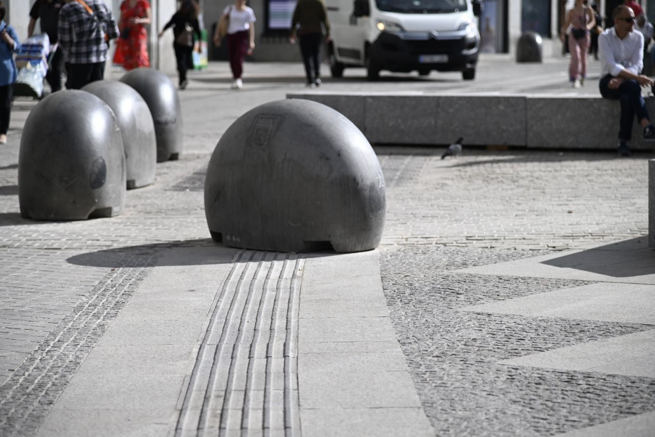 Encaminamiento dirigido a un bolardo. (Foto: Chema Barroso)