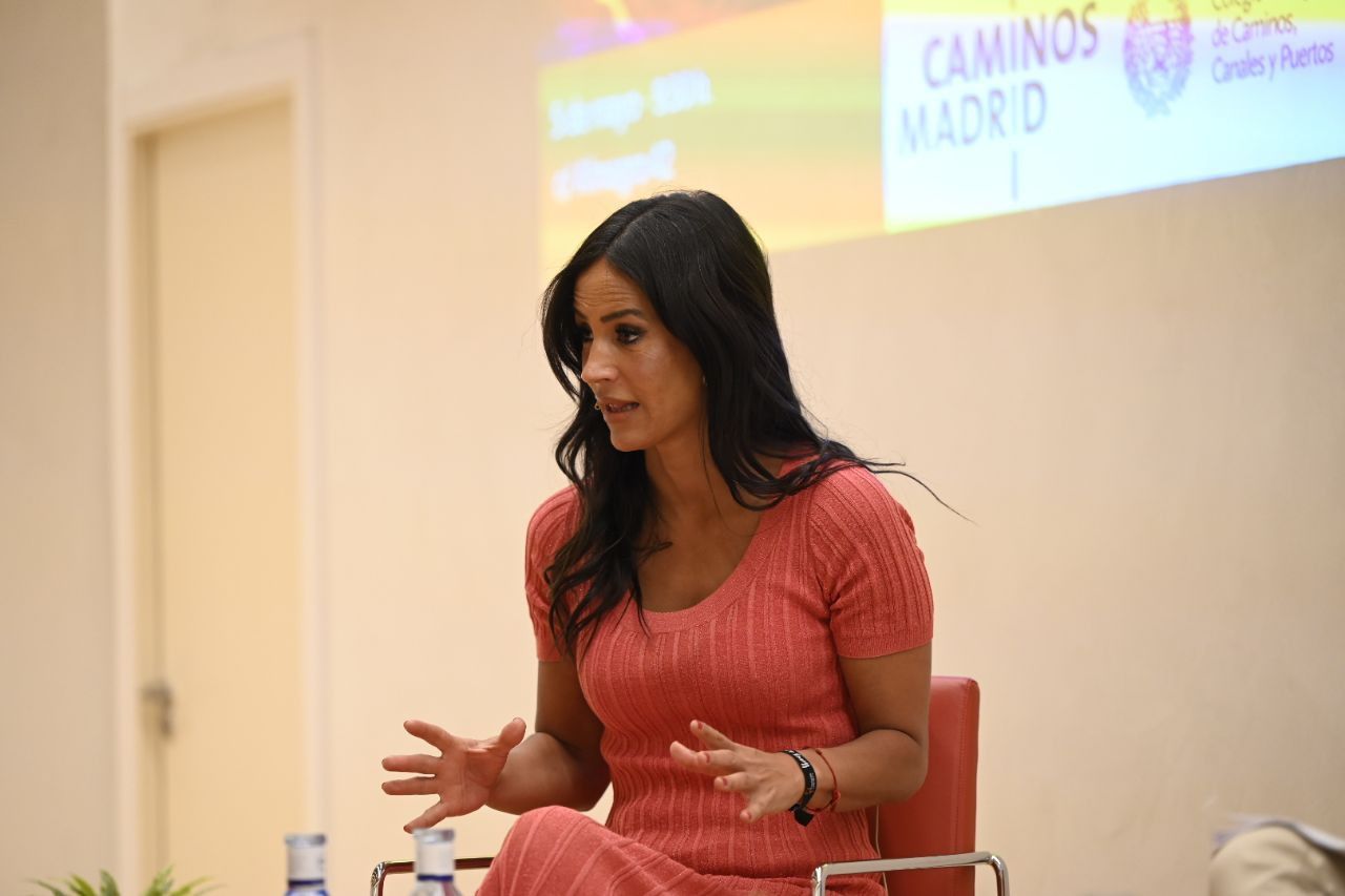 La vicealcaldesa, durante su intervención en el desayuno-coloquio en el Colegio Oficial de Ingenieros de Caminos, Canales y Puertos de Madrid (Foto: Chema Barroso)