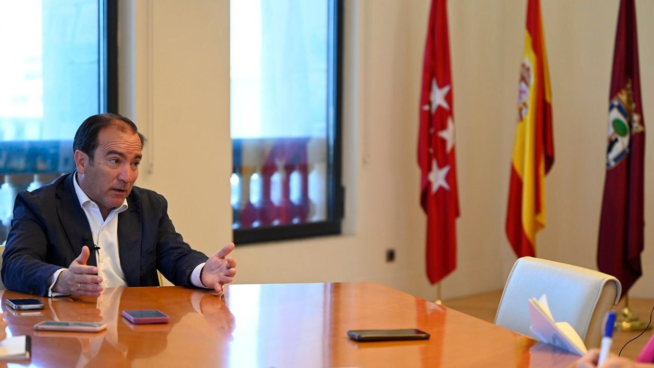 El portavoz de la campaña de Almeida, durante la entrevista. Foto: Chema Barroso