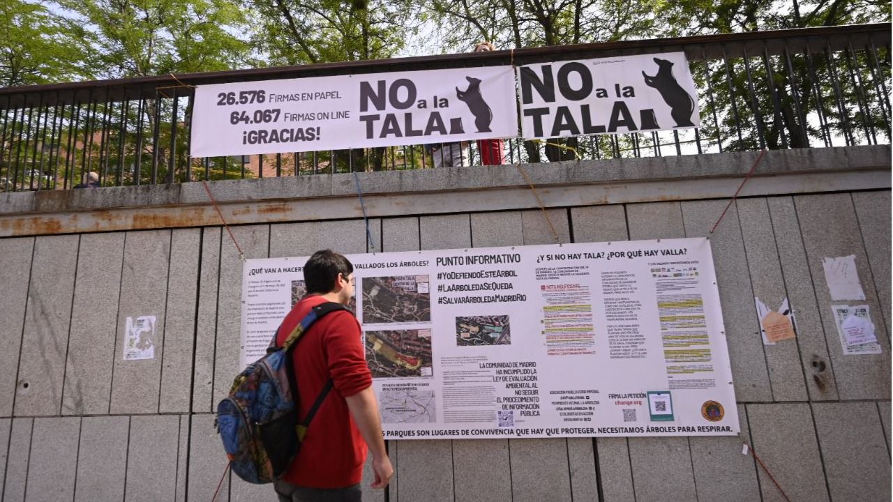 Punto informativo de la plataforma vecinal 'No a la tala' (Foto: Chema Barroso)