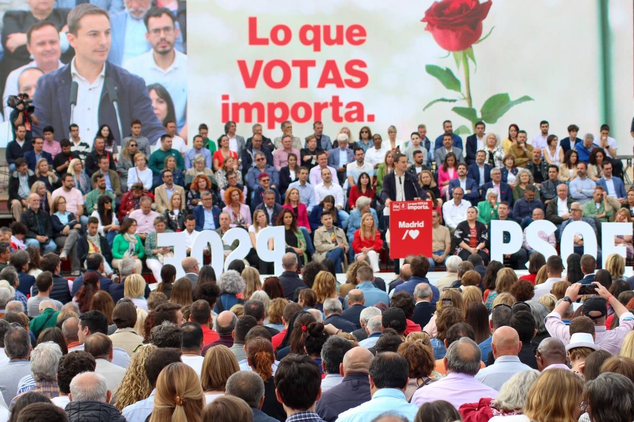 Buen ambiente en el mitin socialista en Entrevías (Foto: Claudia Díaz)