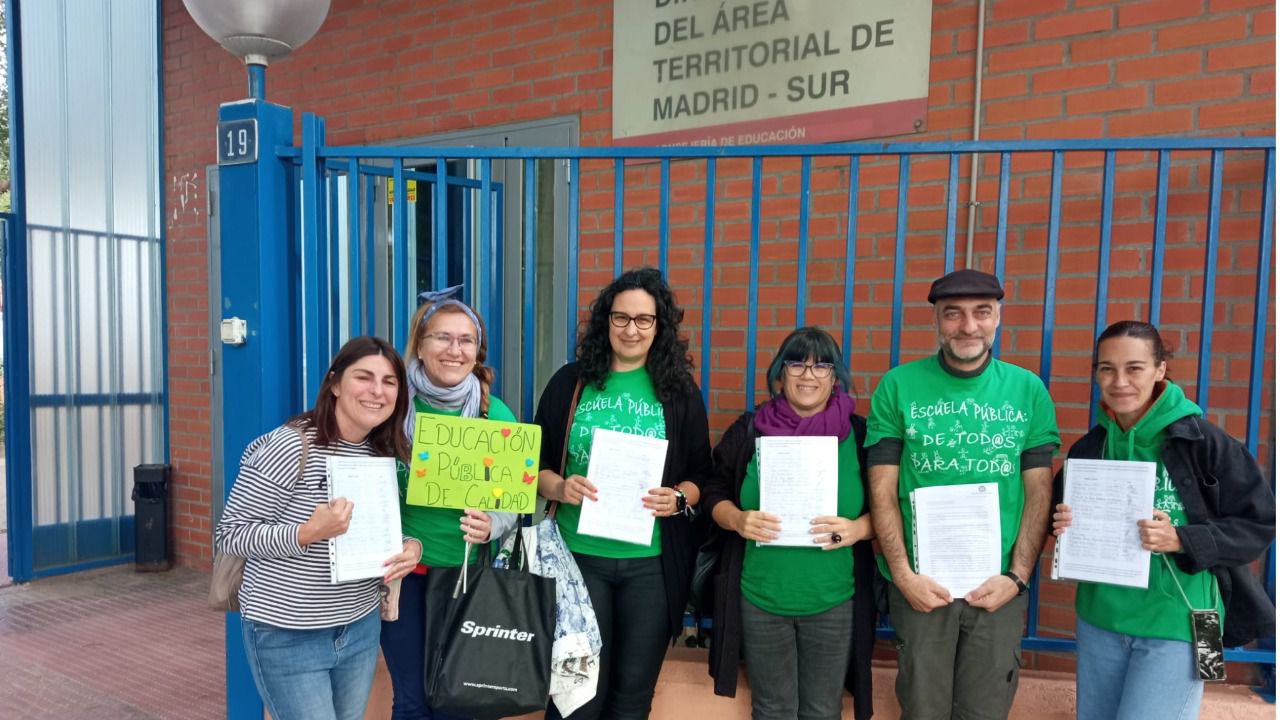 Entrega de firmas en la DAT Sur. (Foto: AMPA Julio Cortázar)