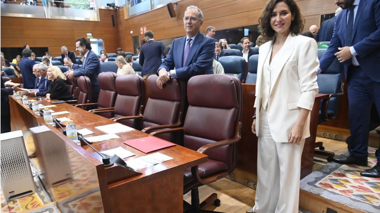 Ayuso posa junto a su escaño (Foto: Chema Barroso)