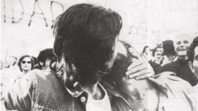 Carlos Patino se besa con otro manifestante. Foto: Archivo Ramón Linaza