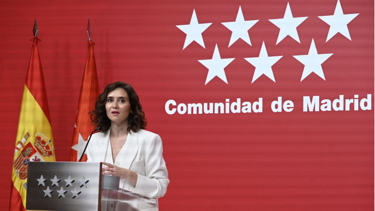 Ayuso responde a las preguntas de los periodistas tras el Consejo de Gobierno (Foto: Chema Barroso)