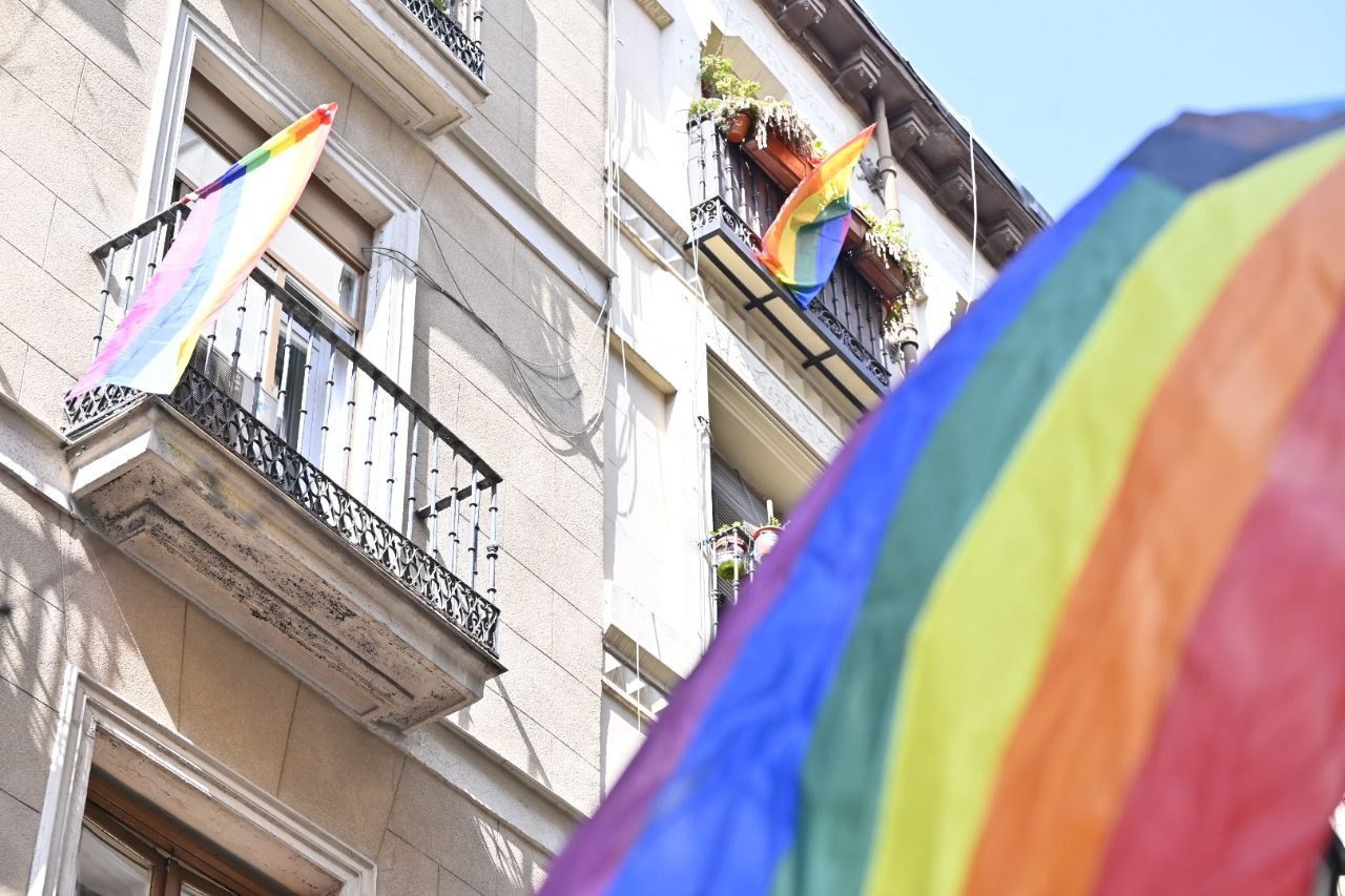 Banderas arcoíris en los balcones de Chueca (Foto: Chema Barroso)