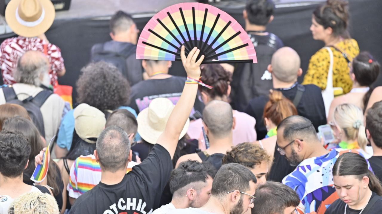 Asistentes al pregón del Orgullo LGTBI. Foto: Chema Barroso