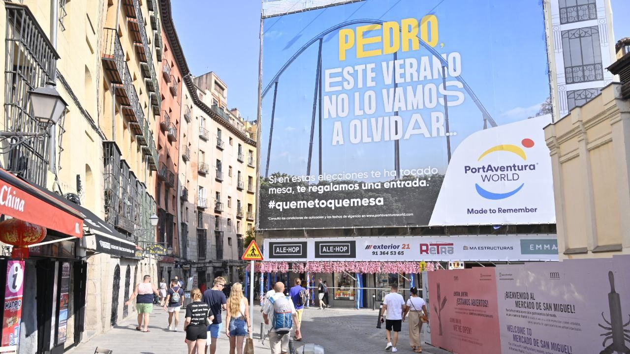 Lona de PortAventura Word en el centro de Madrid. Foto: Chema Barroso