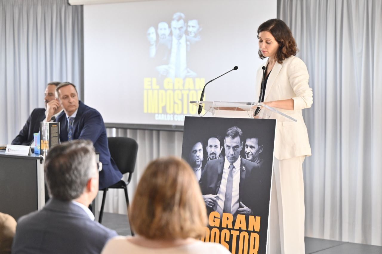 Ayuso interviene durante la presentación del libro 'El Gran Impostor', de Carlos Cuesta