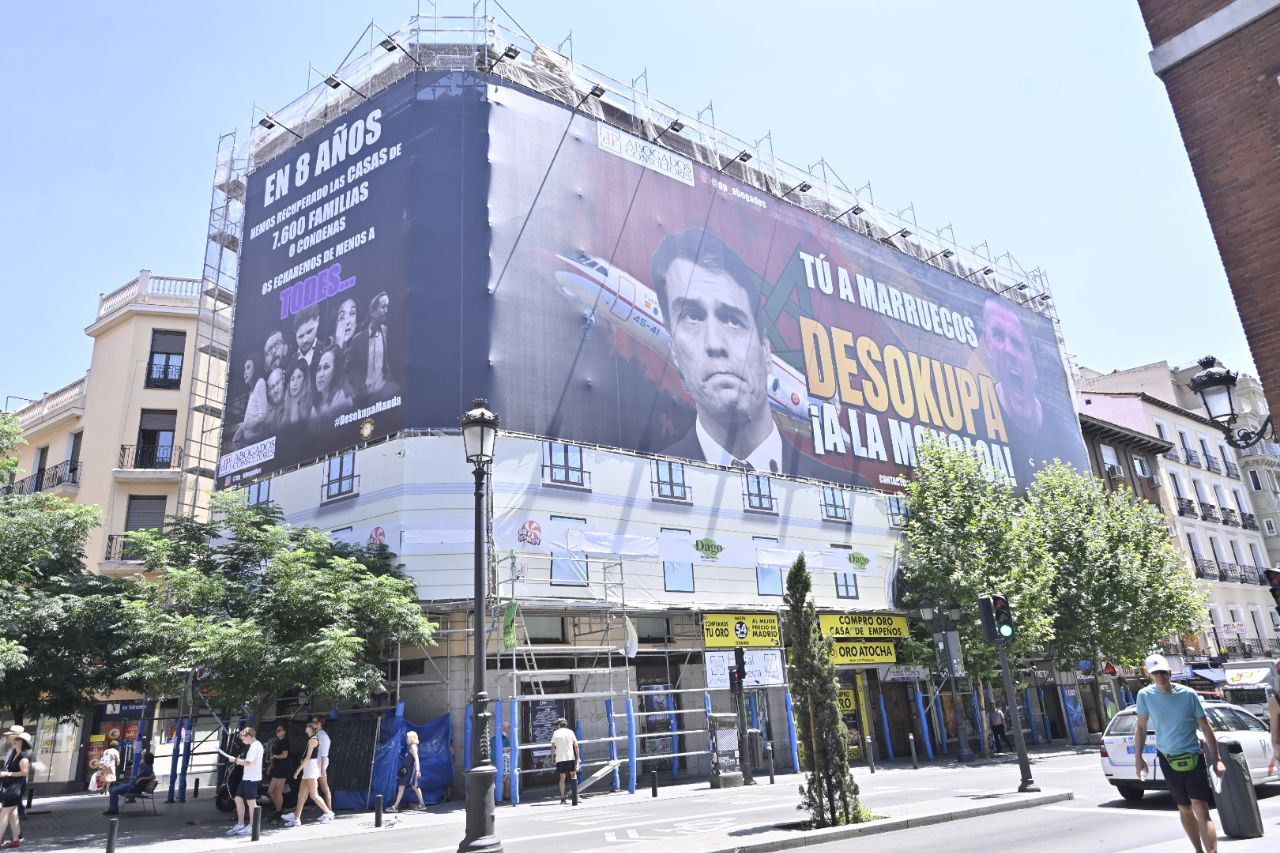 Imagen de la lona de Desokupa en la calle Atocha a las 13:00 horas de este viernes (Foto: Chema Barroso)