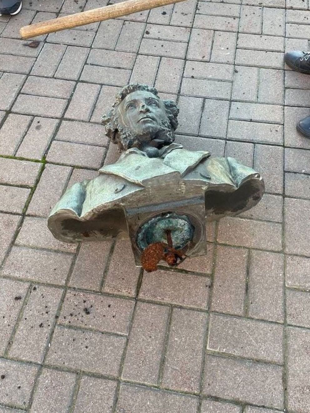 Busto de Pushkin derribado