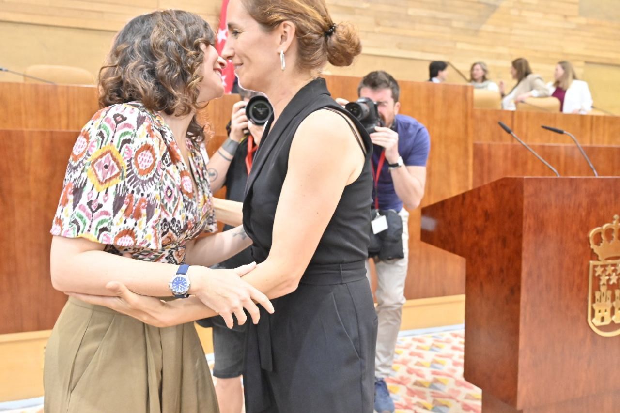 Isabel Díaz Ayuso y Mónica García, abrazadas en el Pleno de la Asamblea de Madrid (Foto: Chema Barroso)