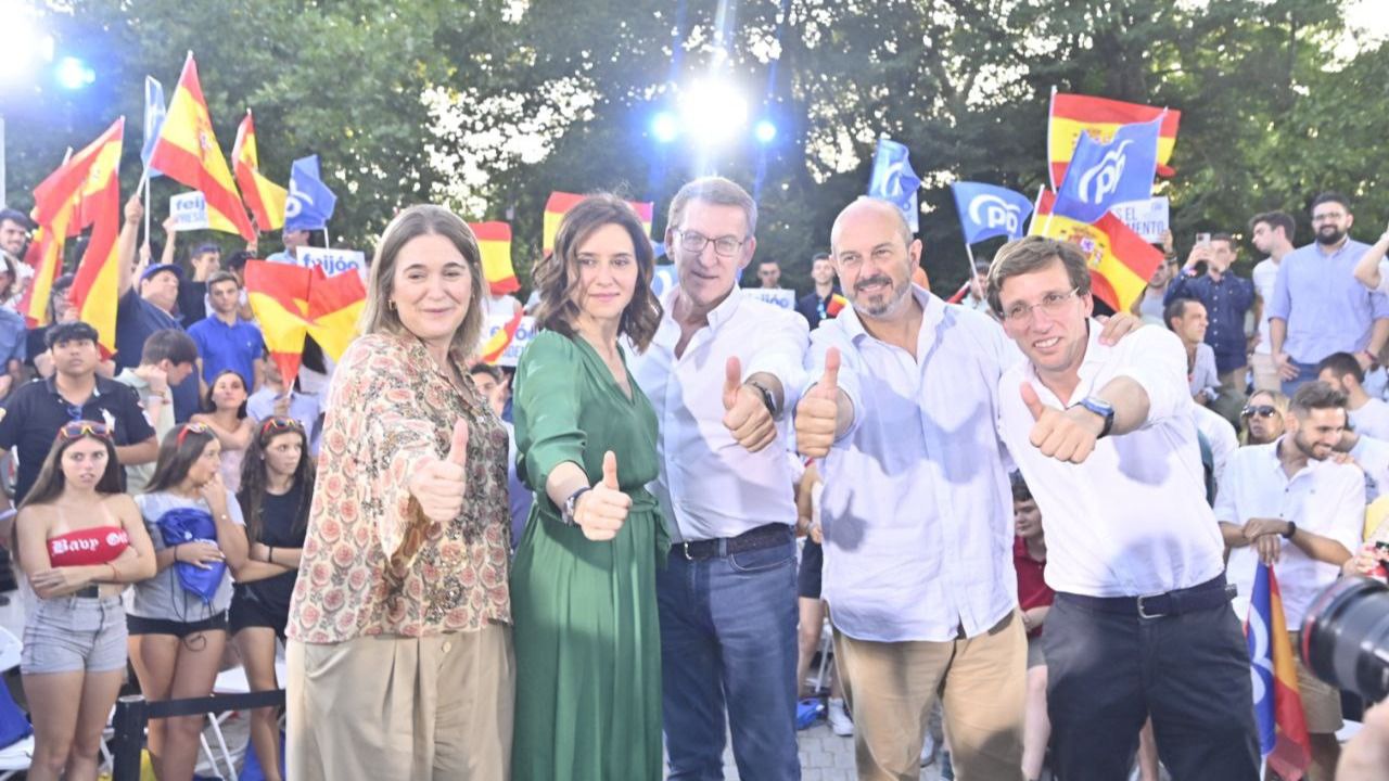 Alberto Núñez Feijóo con Isabel Díaz Ayuso, José Luis Martínez-Almeida, Pedro Rollán y Marta Rivera de la Cruz en un mitin en Madrid. Foto: Chema Barroso