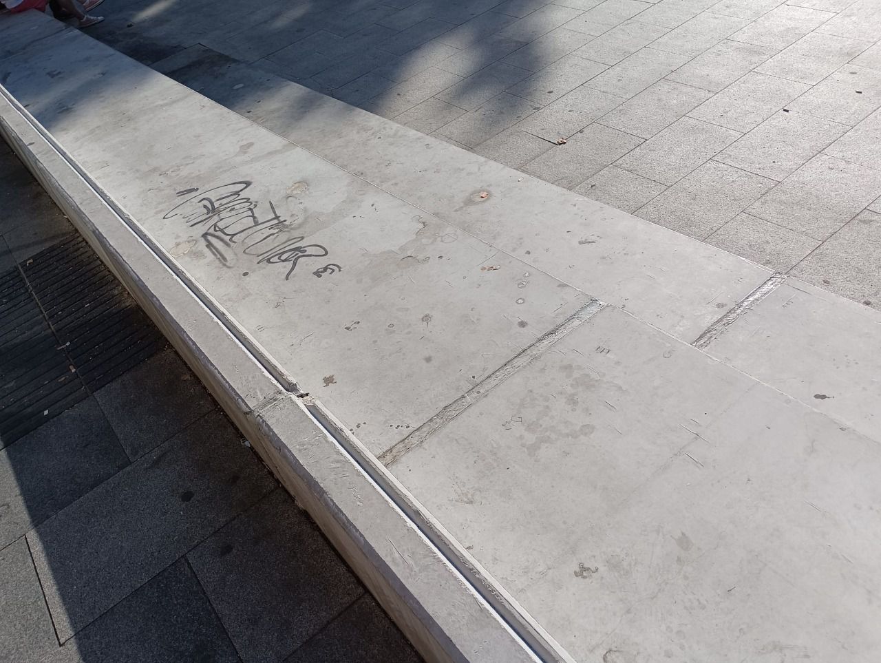 Pintadas y colillas a la entrada de la instalación (Foto: Fernando Rodríguez)