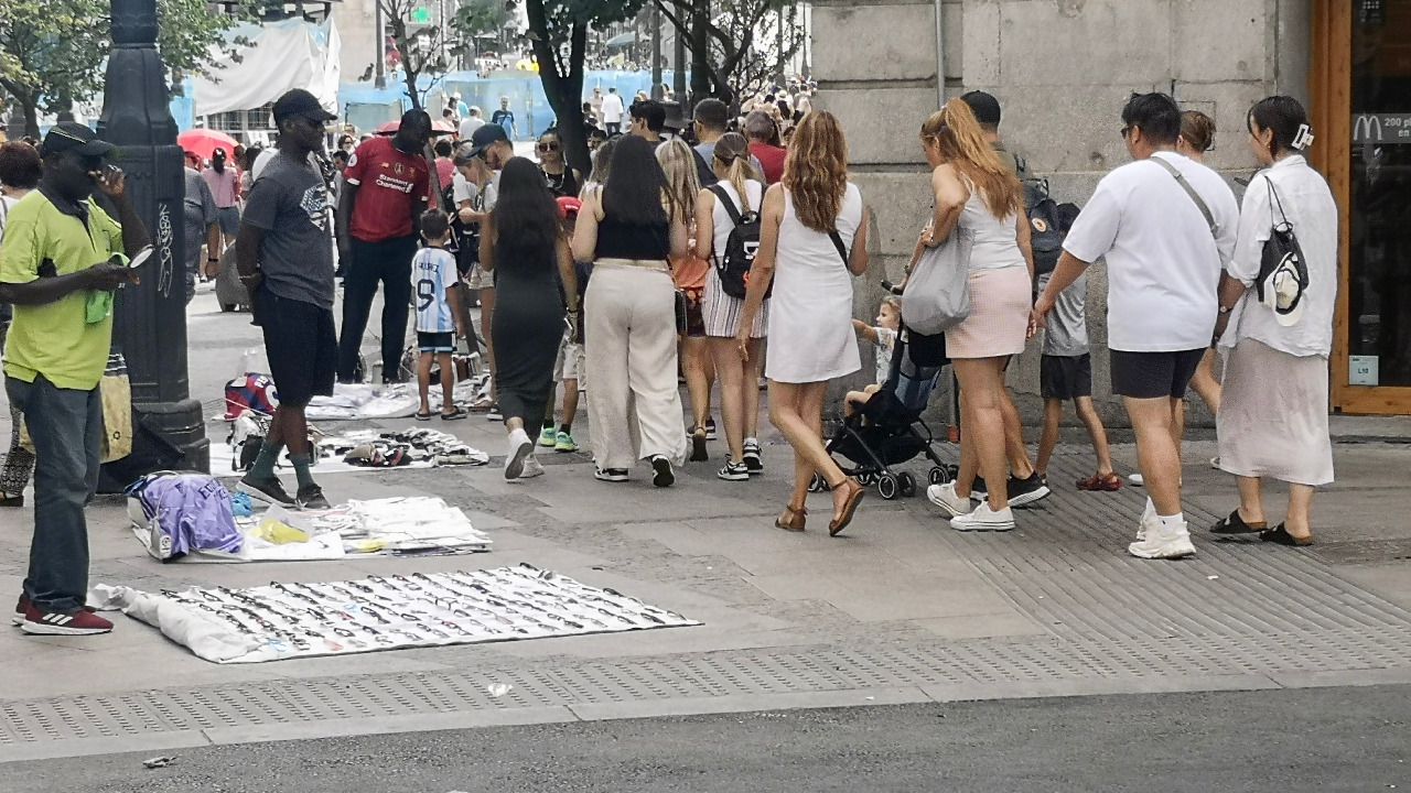 Manteros en el centro de Madrid (Foto: Antonio Castro)