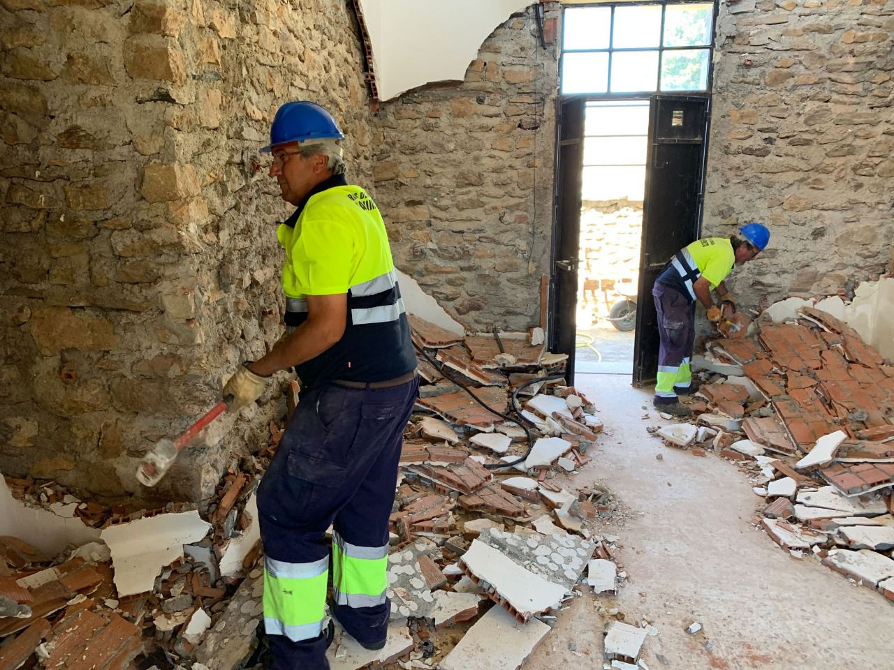 Una pareja de albañiles trabaja gracias al programa (Foto: Comunidad de Madrid)