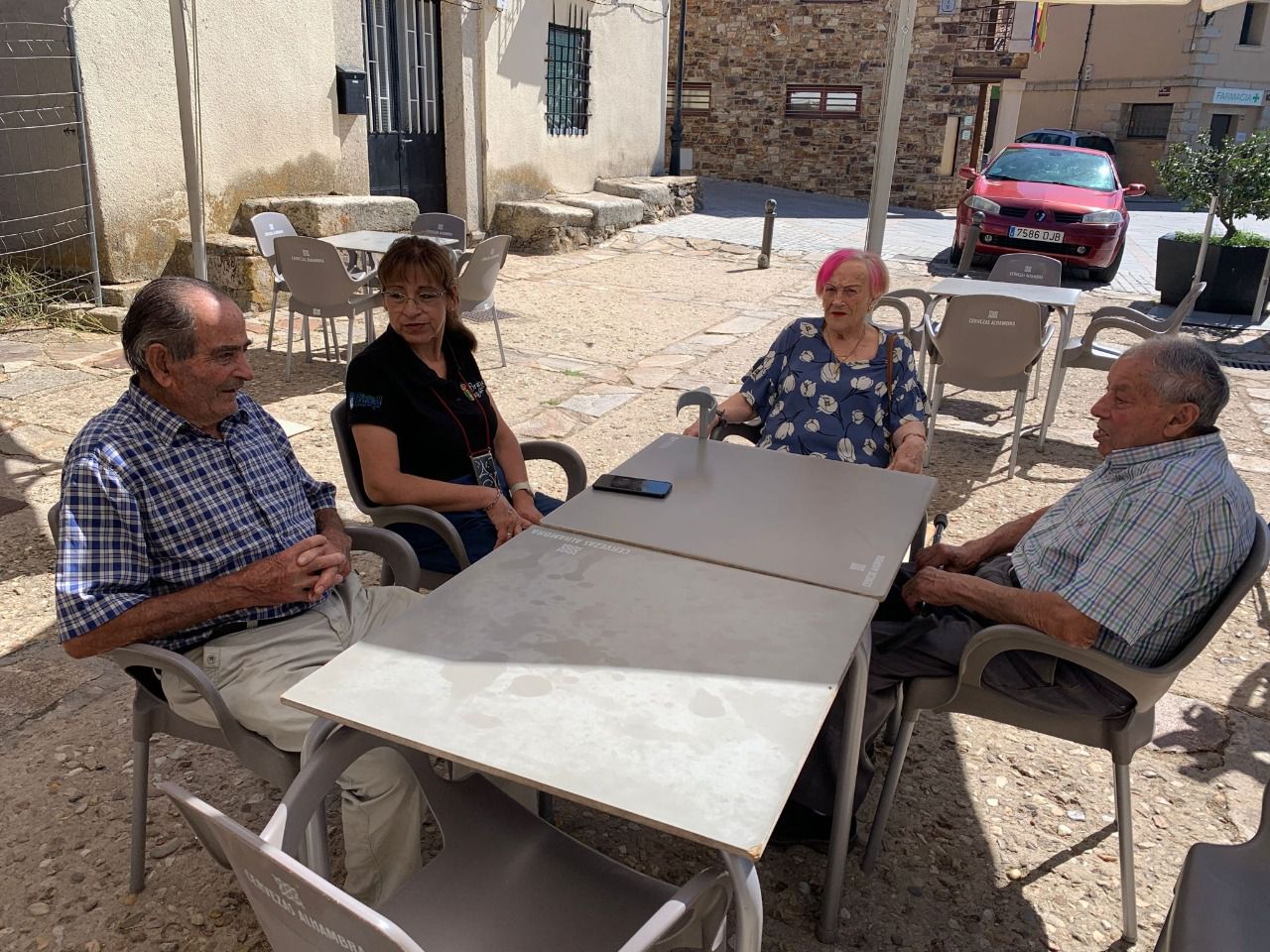 Teresa Mercado charla con varios de sus mayores (Foto: Comunidad de Madrid)