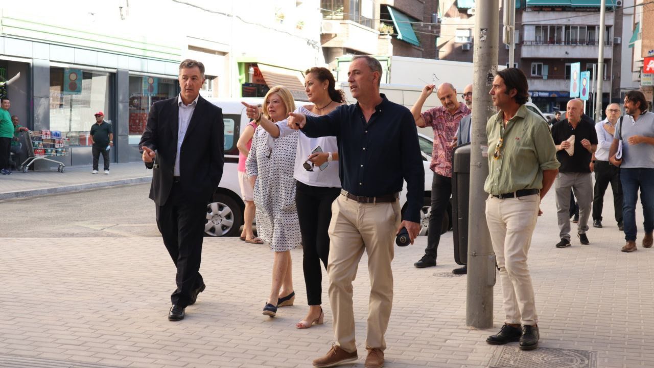 La concejala de Obras y Equipamientos y la de Arganzuela visitan el entorno del mercado municipal. road experience audiovisual