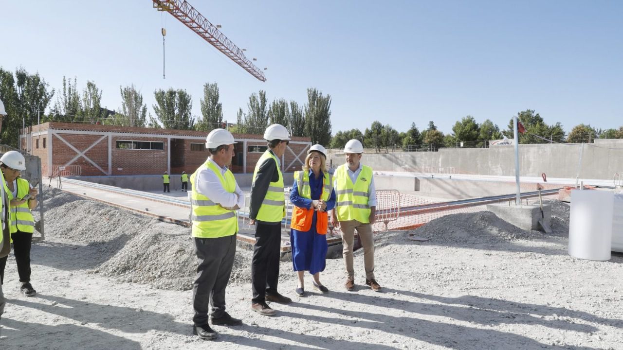 Paloma García Romero y Juan Peña visitan las obras de las piscinas de verano en Barajas. Foto: Ayuntamiento de Madrid