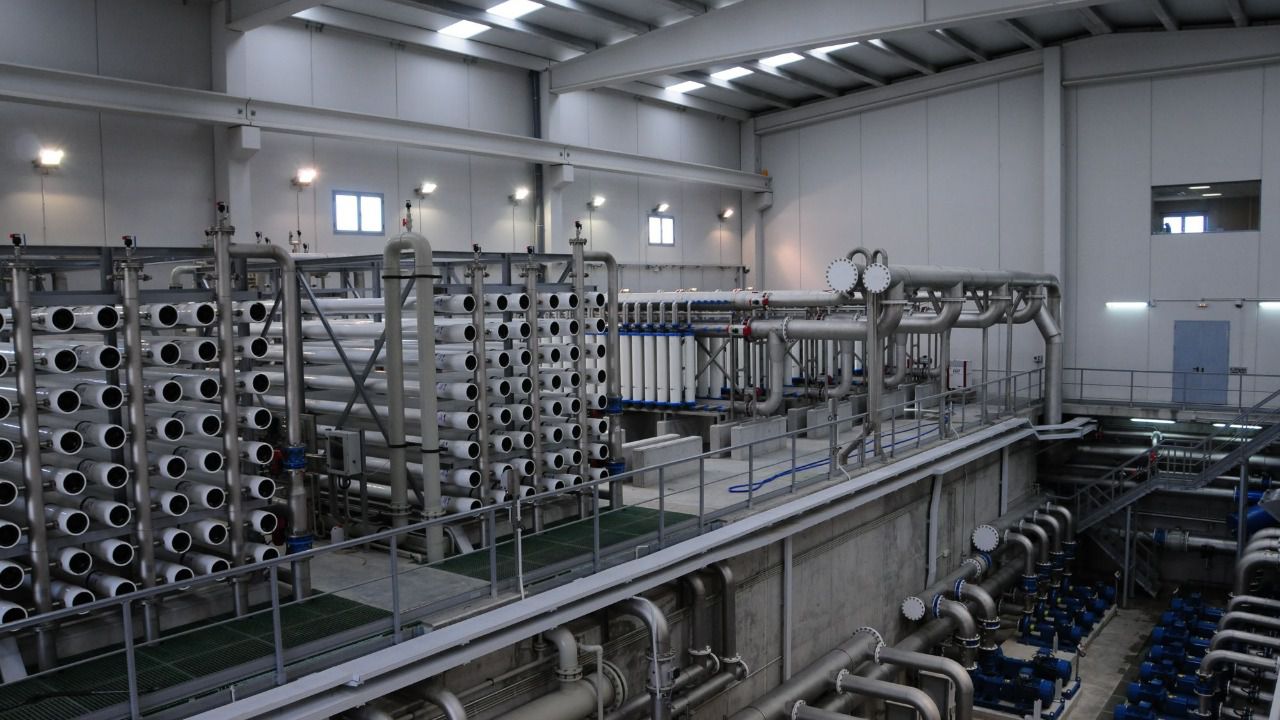 Edificio de ultrafiltración y ósmosis inversa para producir agua regenerada de alta calidad en la EDAR Arroyo Culebro Cuenca Media Alta.