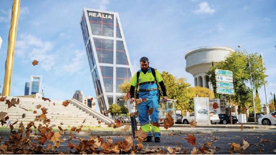 Un trabajador de Valoriza Sacyr trabaja en la capital