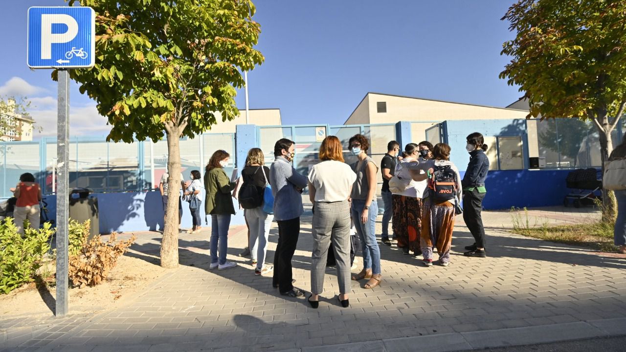 Padres y profesores charlan antes del primer día de colegio (Foto: Chema Barroso)