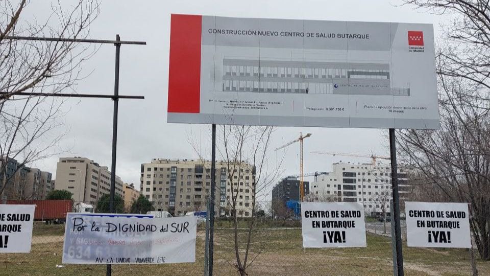 Cartel en el solar destinado a la construcción del Centro de Salud de Butarque (Foto: CCOO)
