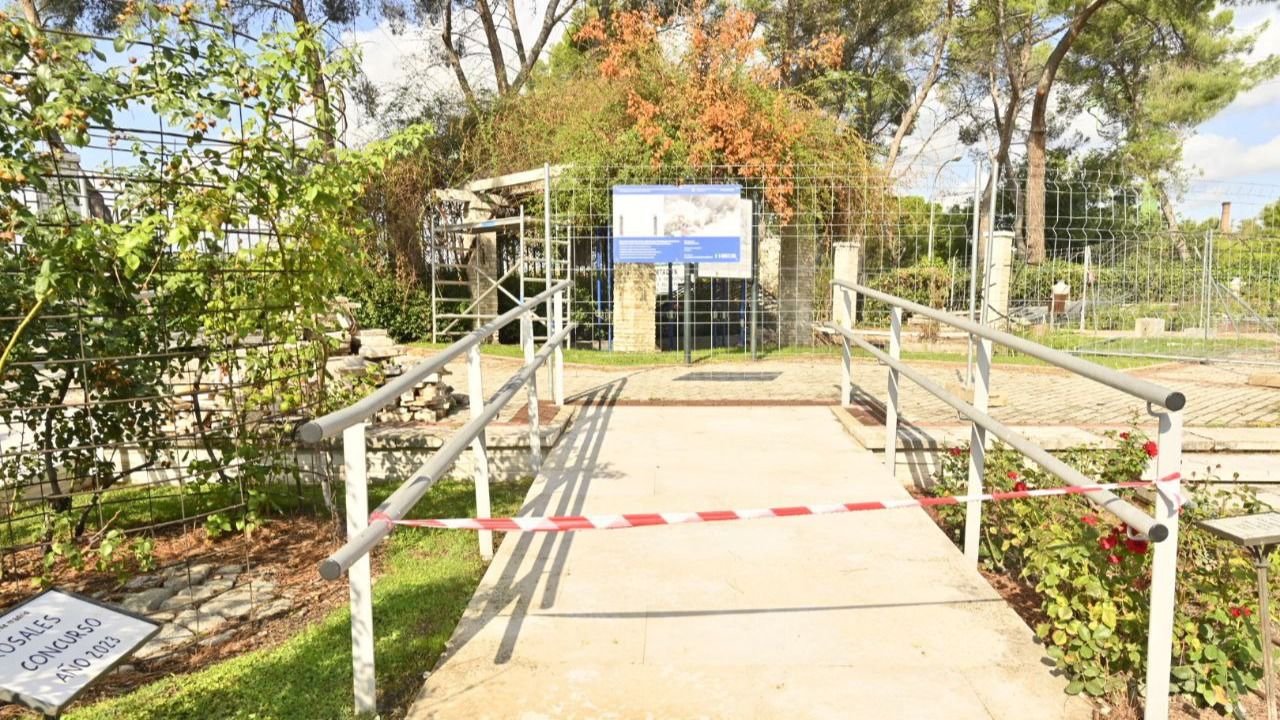 Obras de mejora en la pérgola de la Rosaleda. Foto: Chema Barroso