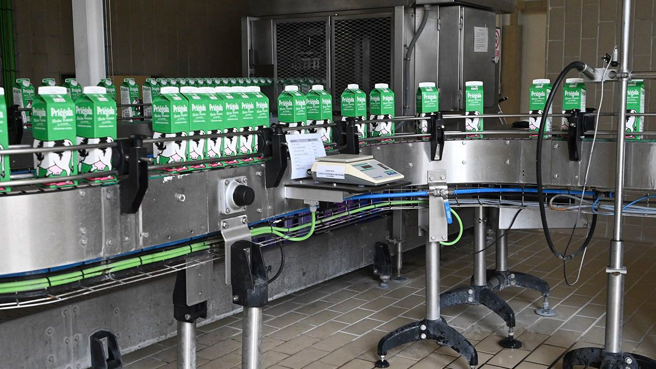Envases de leche en la línea de producción (Foto: Chema Barroso)