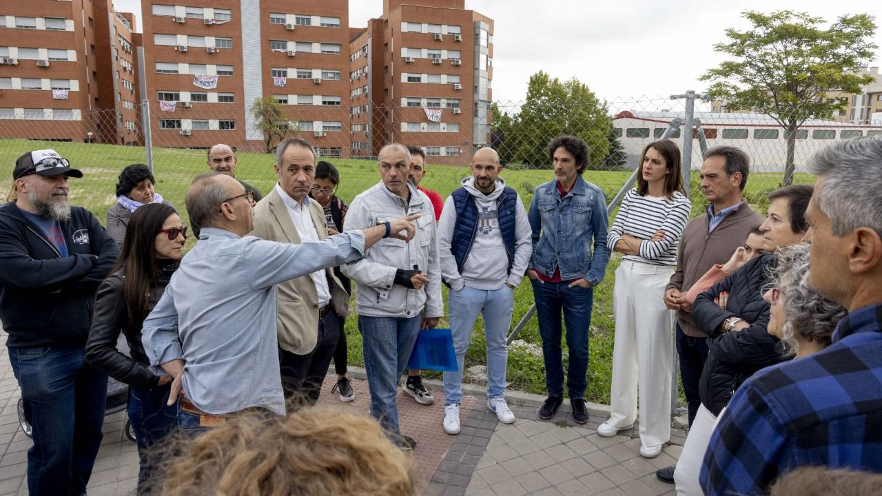 Maestre conversa con los vecinos de Vicálvaro