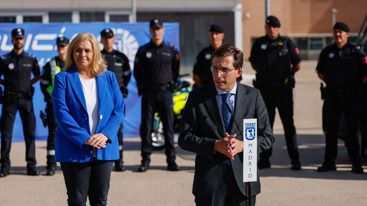 Almeida junto a Sanz en un acto con Policía Municipal. Foto: Ayuntamiento de Madrid