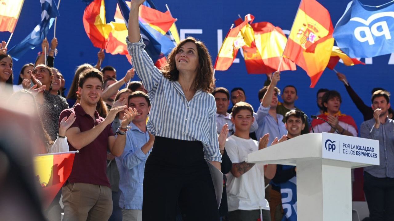 Ayuso al finalizar su intervención en el acto del PP. Foto: Chema Barroso