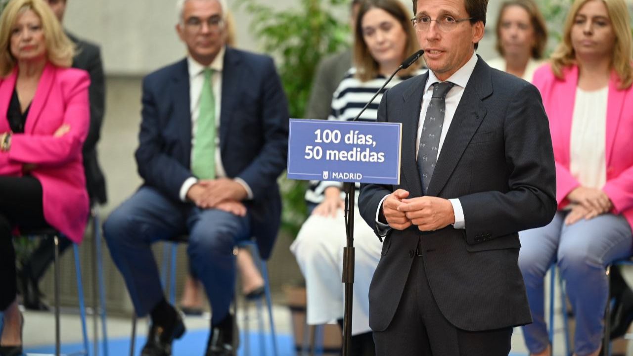 La patrulla 'antigraffitis' en marcha esta semana. Foto: Chema Barroso