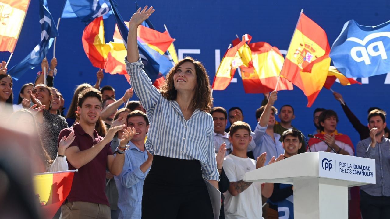 Ayuso muestra su apoyo a Feijóo antes de la investidura (Foto: Chema Barroso)