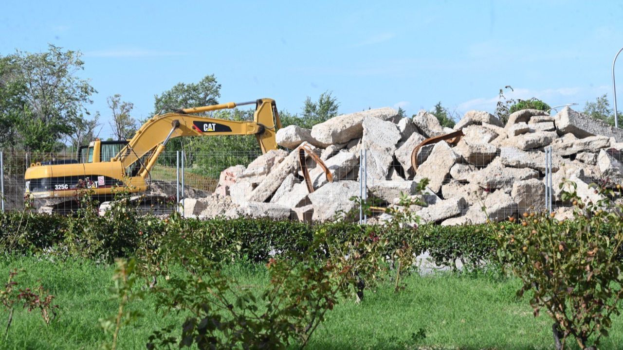 Las máquinas trabajan en la parcela para el cantón en Vicálvaro. Foto: Chema Barroso