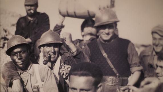 Oliver Law a la izquierda