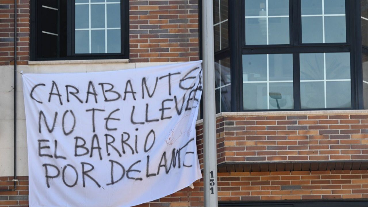 Pancartas contra la instalación del cantón en Motecarmelo. Foto: Chema Barroso
