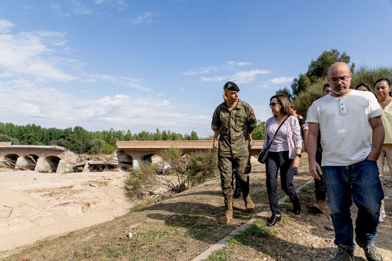 La ministra de Defensa en funciones, Margarita Robles, y el delegado del Gobierno en Madrid, Francisco Martín, visitan las unidades de la UME y de la Brigada Paracaidista desplegadas en las zonas afectadas por la DANA, a 10 de septiembre de 2023, en Aldea del Fresno. Foto: Carlos Luján / Europa Press
