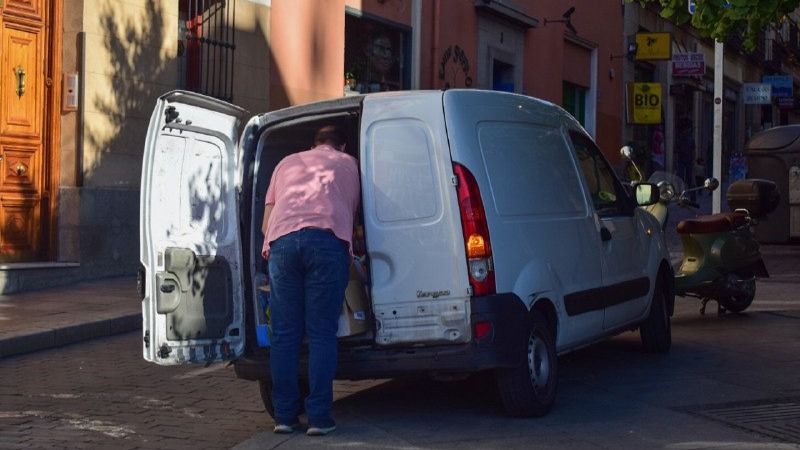 Furgoneta de reparto en el centro de Madrid (Foto: Juanma Ligero)