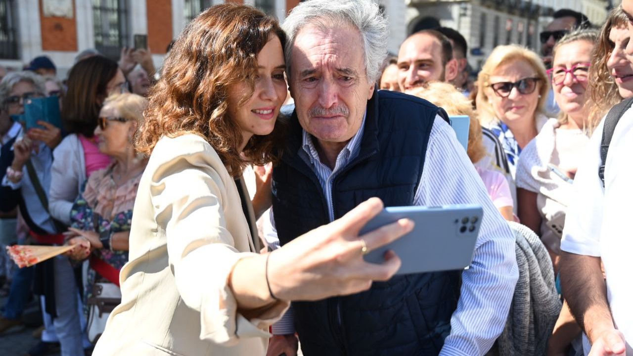 Ayuso posa junto a un madrileño (Foto: Chema Barroso)