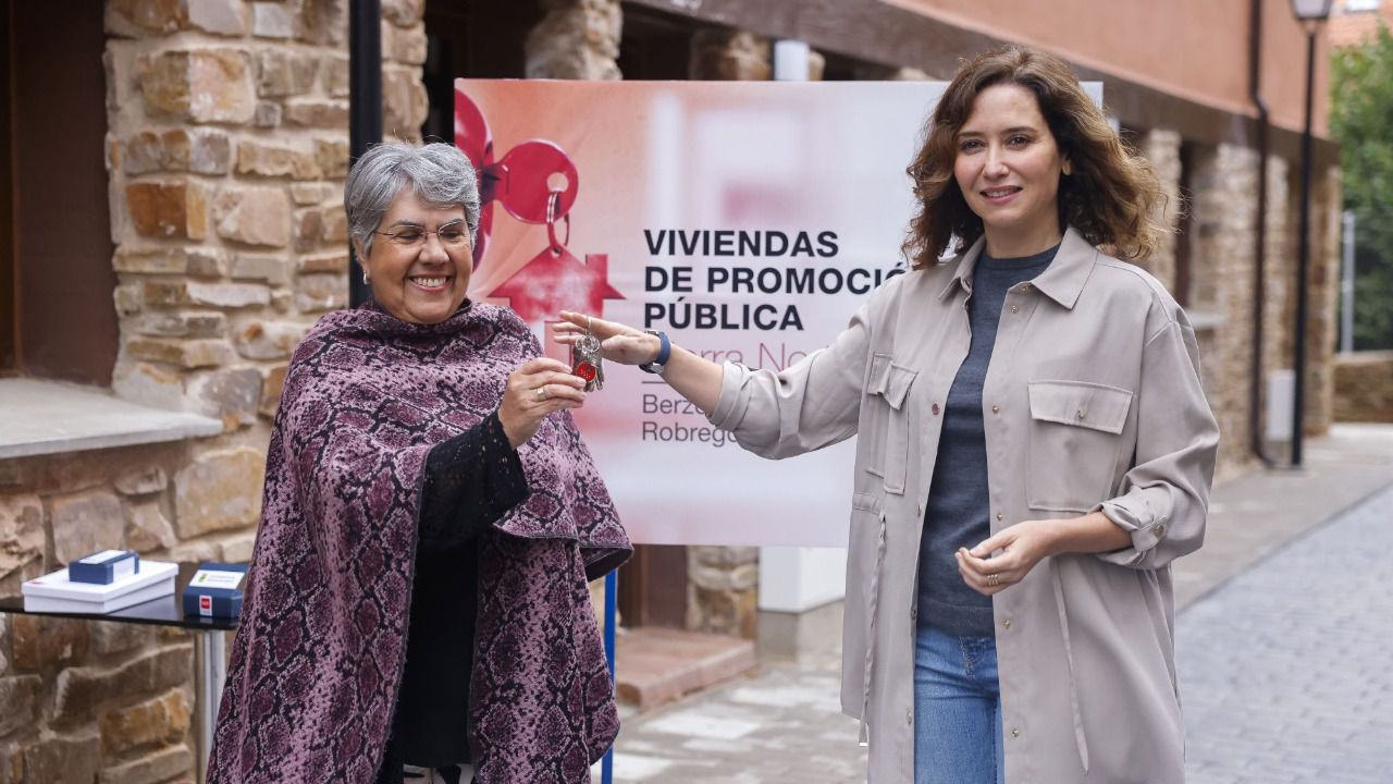 Ayuso hace entrega de viviendas de promoción pública en la Sierra 