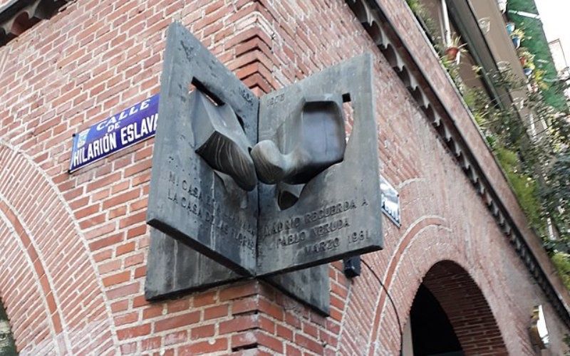 Placa conmemorativa de Neruda en Madrid